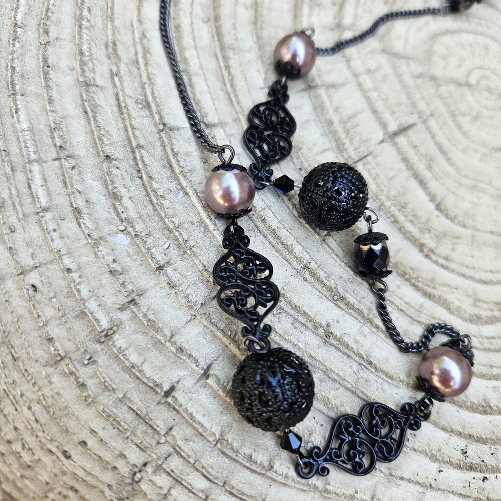 Elegant Black and Pink Pearl Necklace